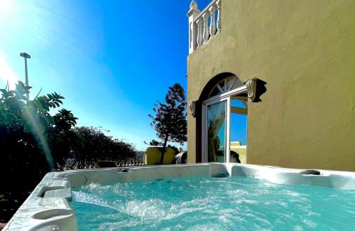Arenas del Mar Villa | Villa - Sleeps 4 - Jacuzzi - Garden - Pet friendly