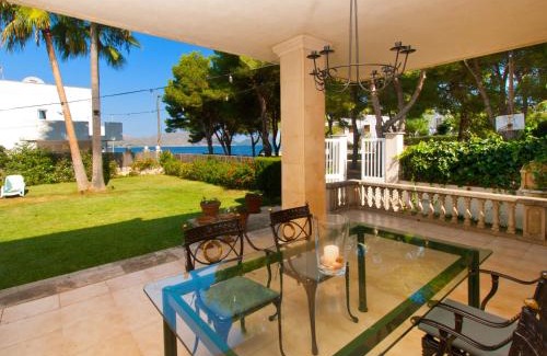 Marina Manresa Villa | Villa Tita de Manresa, con jardines y vista mar