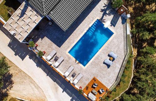 Planos Villa | Villa Venia - Cozy Escape with Scenic Sew View, by ZanteWize