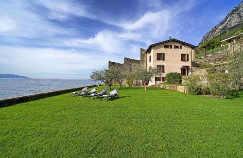 Gargnano Villa | Villa Victoria: luxury waterfront villa with splendid views