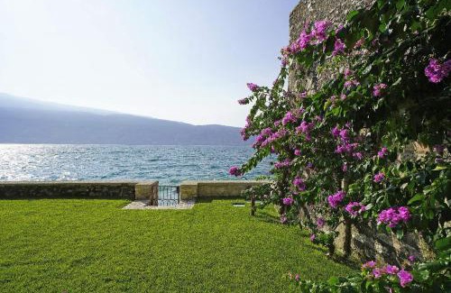 Gargnano Villa | Villa Victoria: luxury waterfront villa with splendid views