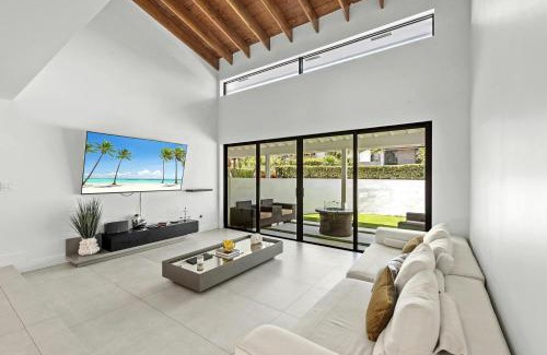 Hallandale Beach Villa | Villa Viva Miami
