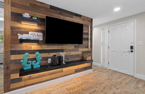 Hudson Beach Estates House | Villa Walk to Beach, Pool & Games Great for Family Vacations