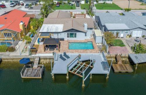 Hudson Beach Estates House | Villa Walk to Beach, Pool & Games Great for Family Vacations