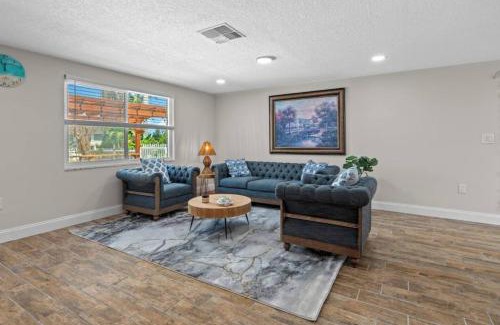 Hudson Beach Estates House | Villa Walk to Beach, Pool & Games Great for Family Vacations