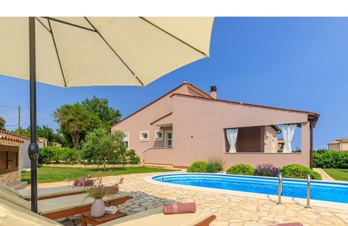 Loborika Cabin | Villa with large garden and pool, ideal for 8 people, only 10 minutes from Pula