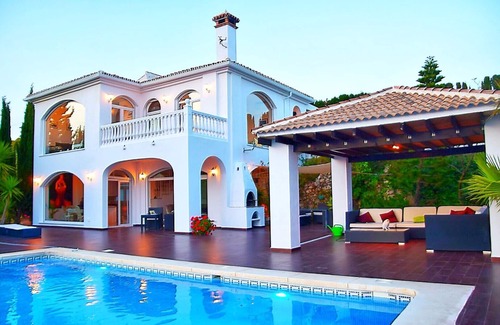 Moclinejo Villa | Villa with magnificent sea and mountain views and heated pool
