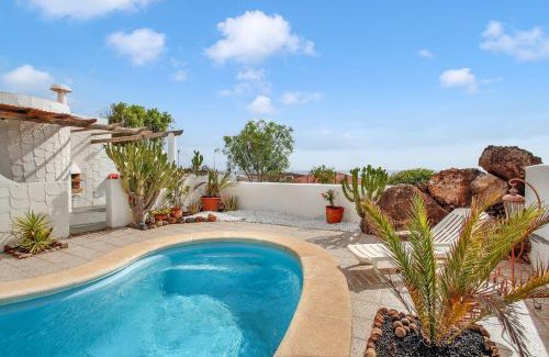 Parque Holandes Villa | Villa with pool overlooking the Atlantic Ocean and Parque Holandes