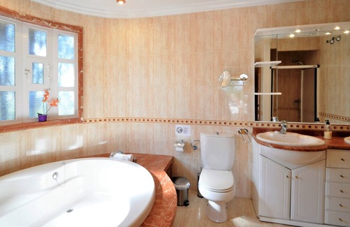 Consell Villa | VILLA WITH TENNIS COURT AND POOL BAR