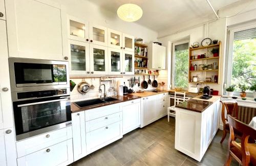 Herminamezo Apartment | Villa with terrace overlooking the city park