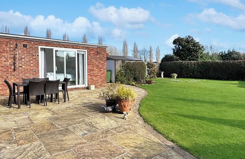 Bottesford House | Village location 4 bed sleeps 7 garden & driveway