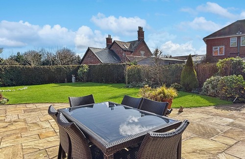 Bottesford House | Village location 4 bed sleeps 7 garden & driveway