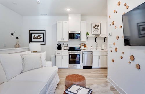 University Park Apartment | Village View- walkable to NC State & Cameron Village -Pet Friendly