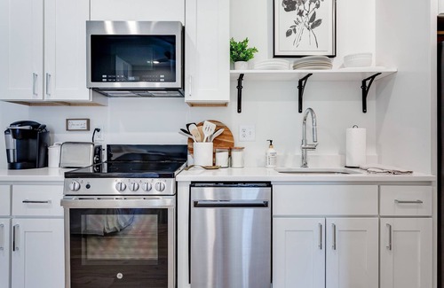 University Park Apartment | Village View- walkable to NC State & Cameron Village -Pet Friendly