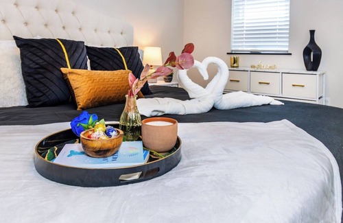 Evansville Apartment | Vine · Downtown Apt w/Rooftop Yoga, W-Fi & Pet Friendly