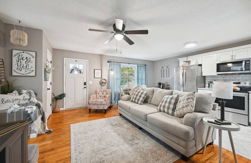 Vine Grove House | Vine Grove Home w/Deck, 4 Mi to Saunders Springs!