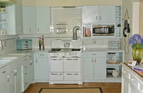 El Verano House | Vineyard Farmhouse close to Plaza! Bocce Ball, Bikes, Bathrobes & therapy Donkey