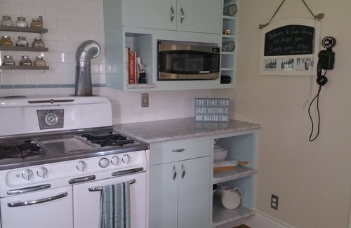 El Verano House | Vineyard Farmhouse close to Plaza! Bocce Ball, Bikes, Bathrobes & therapy Donkey