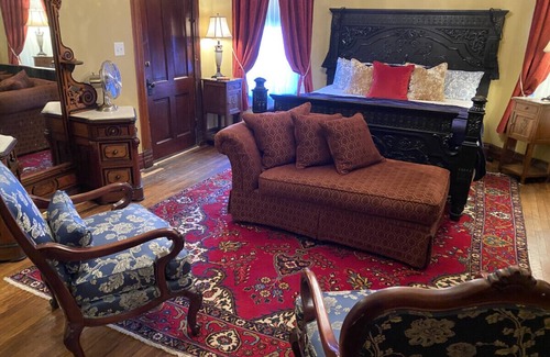 St. Joseph Bed & Breakfast | Vineyard Mansion - Benjamin Room - King Bed