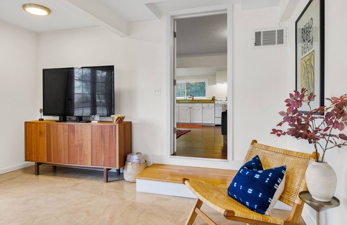 Calistoga Cottage | Vineyard View Home with a Complimentary Wine Tasting