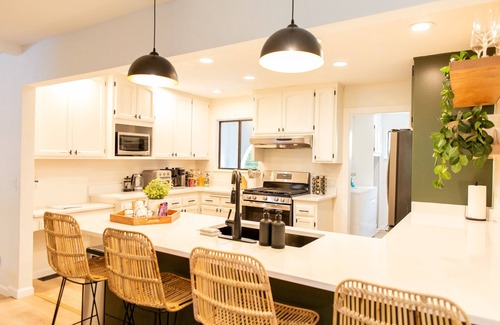 Healdsburg House | Vineyards Edge - Pool, Hot Tub, Bikes, Pets Welcome, Fire Pit- 1mi to Downtown