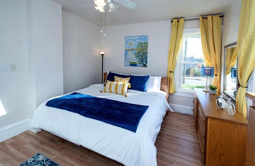 Hartford Apartment | Vintage downtown flat near Holy Hill, Golf &Ski