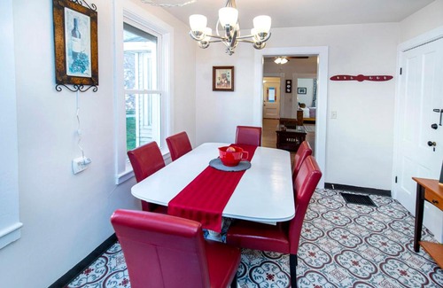 Hartford Apartment | Vintage downtown flat near Holy Hill, Golf &Ski