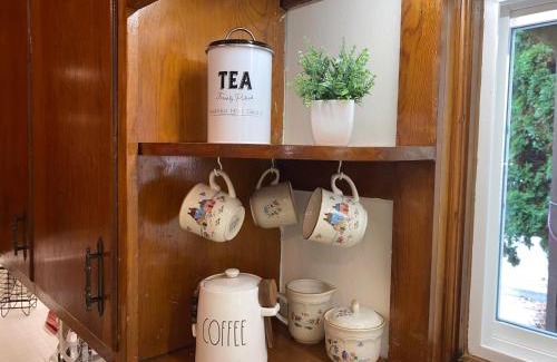 Hartford Apartment | Vintage downtown flat near Holy Hill, Golf &Ski