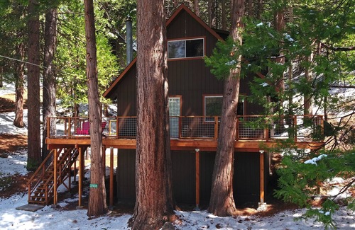 Strawberry Cabin | Vintage Pinecrest cabin with HUGE deck- 5 minutes to Pinecrest Lake