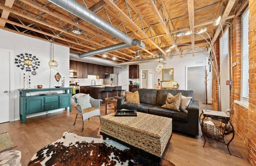 Short North Apartment | Vintage Vibes: Open & Relaxed in Short North