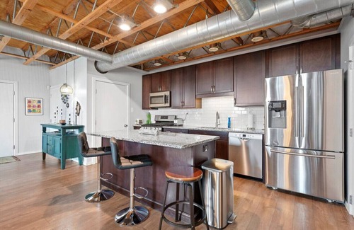 Short North Apartment | Vintage Vibes: Open & Relaxed in Short North