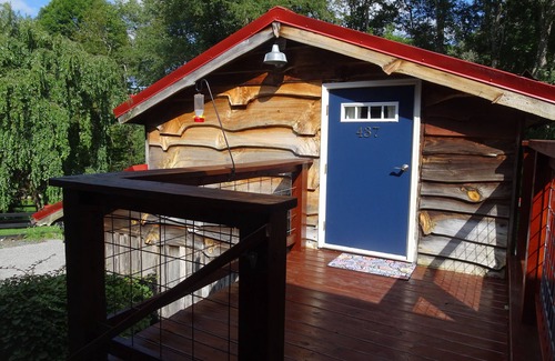 West Jefferson Apartment | Vogelsang guesthouse, 5 minute walk to downtown West Jefferson.