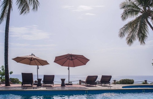 Carries Hotel | Wahoo Bay Beach Club & Resort