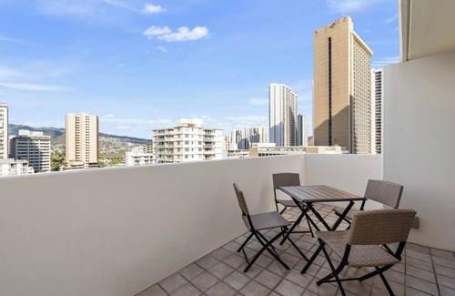 Waikiki Condo | Waikiki Getaway! Walking distance to Surf, Shopping & Dining.