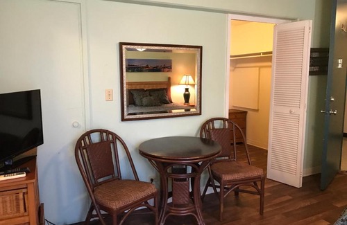 Waikiki Apartment | Waikiki Whale Watcher Apts 304A