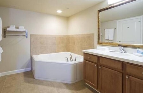 Honolulu Resort | Waikikian Beach Walk Resort & Spa, Hot Tub, Beach!