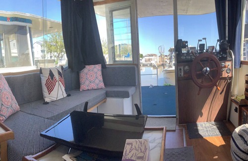 Port Clinton House | Wake up ON the lake aboard Shiloh