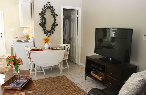 Oakwood Apartment | Walk .4 Miles to Texas A&M Campus and Aggie Park, Private Entry/Covered Parking