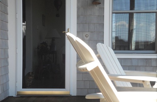 Eastward Look House | Walk across the street to Scarborough Beach!