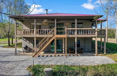 Norfork Cottage | Walk-in Norfork River Access! 6 Acres of Privacy! Old Charlie's on the Norfork River