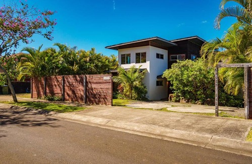 Waialee House | Walk Minutes to beach/Ocean views/with AC/Waimea Bay