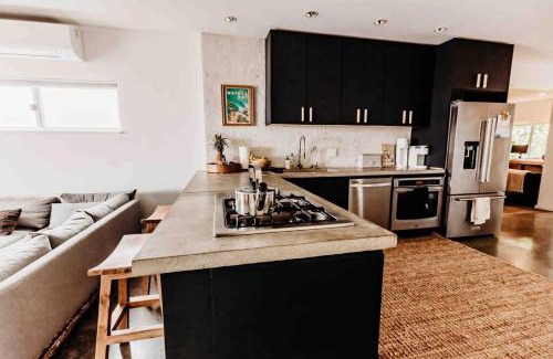 Waialee House | Walk Minutes to beach/Ocean views/with AC/Waimea Bay