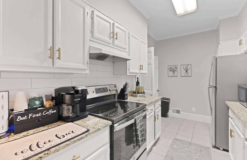 Columbia Condo | Walk To 5 Points, King Bed, 3 TVs, Outdoor Patio