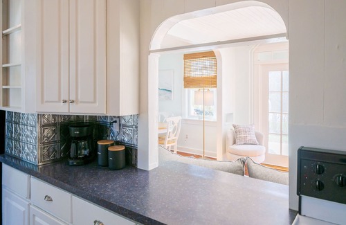 Newport East House | WALK to BEACH/CLIFF WALK! FANTASTIC Location! Winter Rentals! Fenced yard! Pets!