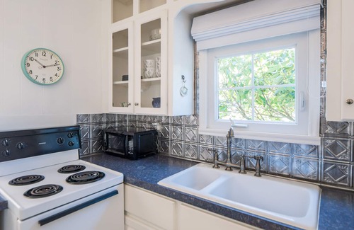 Newport East House | WALK to BEACH/CLIFF WALK! FANTASTIC Location! Winter Rentals! Fenced yard! Pets!