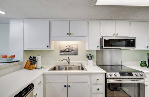 Emerald Isle Condo | Walk to Beach: Emerald Isle Condo w/Ocean View!