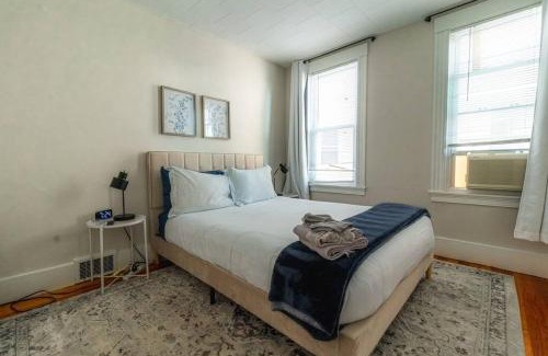 Salem Apartment | Walk to Downtown Salem with Arcade- Free Parking!