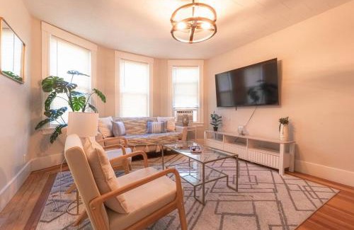 Salem Apartment | Walk to Downtown Salem with Arcade- Free Parking!