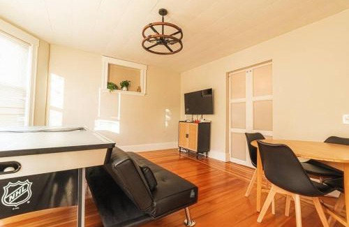Salem Apartment | Walk to Downtown Salem with Arcade- Free Parking!