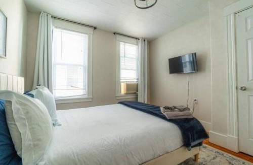 Salem Apartment | Walk to Downtown Salem with Arcade- Free Parking!